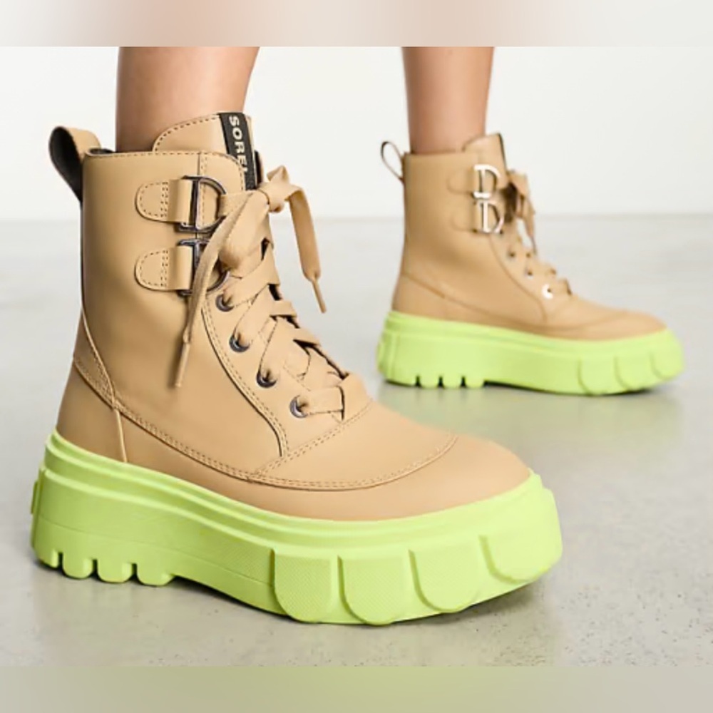 Sorel Caribou x Boot Lace boots in tan Size 8